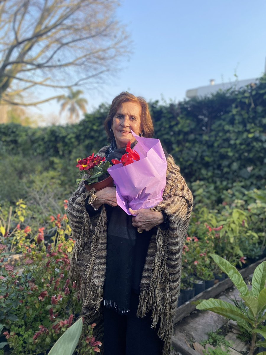 AgusBalda's tweet photo. Holaa @olgaenvivo postulo a mi abuela Adela, 84 años. Viuda, ex azafata. Cordobesa pero hace años ya es una vieja regia de Recoleta. Fanática de las plantas y del te. Conoció a mi abuelo porque él era el abogado de su divorcio 😂 espero les divierta https://t.co/8SCTF3aCXY