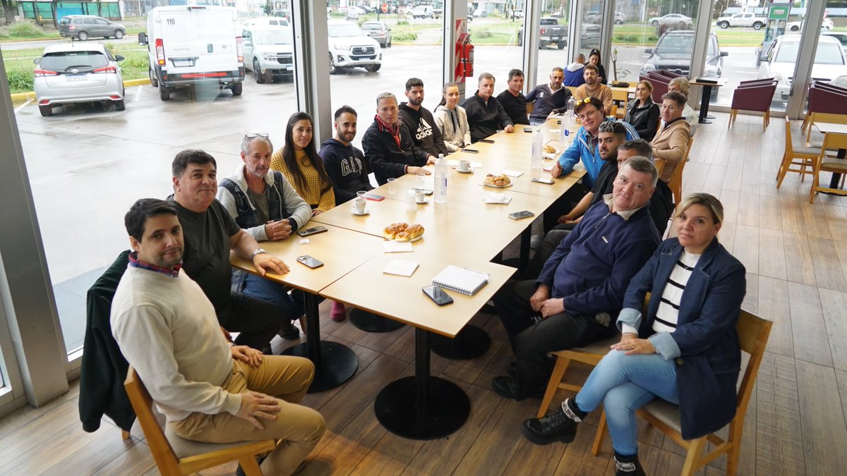 1. Esta mañana me reuní con las propietarias y los propietarios de las estaciones de servicio de #EstebanEcheverría, con quienes dialogamos acerca del presente del sector y sobre continuar el trabajo de forma conjunta en acciones que permitan generar más empleo formal para las