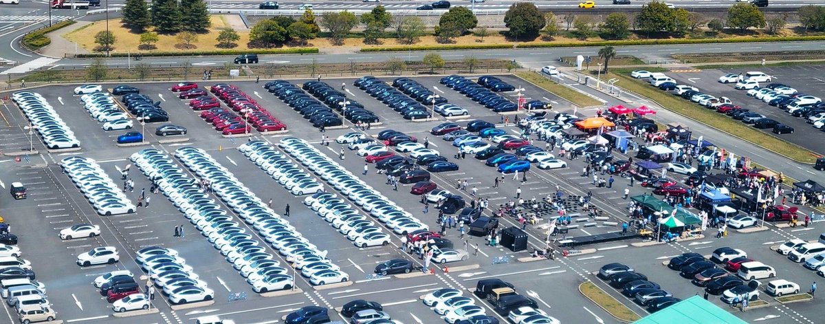 DriveGreen80167's tweet photo. Check out the scene from a Japanese car enthusiasts gathering where Cybertruck and Model Y Quick Silver made an appearance! Without reaching the extreme, how can it be called the passion of Tesla enthusiasts? #TeslaEnthusiasts #Cybertruck #Japan #ModelY #CarGathering @ray4tesla https://t.co/oaiFDC3NDj