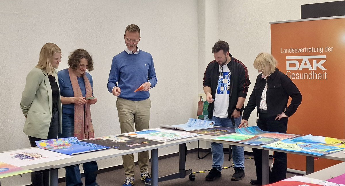 #buntstattblau @DAKGesundheit @SenBJF Jurysitzung mit Heide Mutter @SenWGP und Jens Volckmann @KARUNAprevents mit vielen kreativen Ideen Berliner SchülerInnen