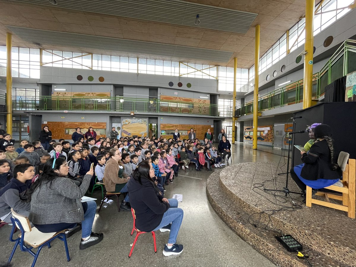 Mirasol_cl's tweet photo. La Oficina Territorial de Mirasol, presentó en colaboración con la Corporación Cultural. En un esfuerzo por enriquecer el panorama educativo y artístico de la comunidad, se ha llevado a cabo una emotiva presentación de títeres para los jóvenes de la Escuela Pablo Neruda. https://t.co/oLnrdktFJZ
