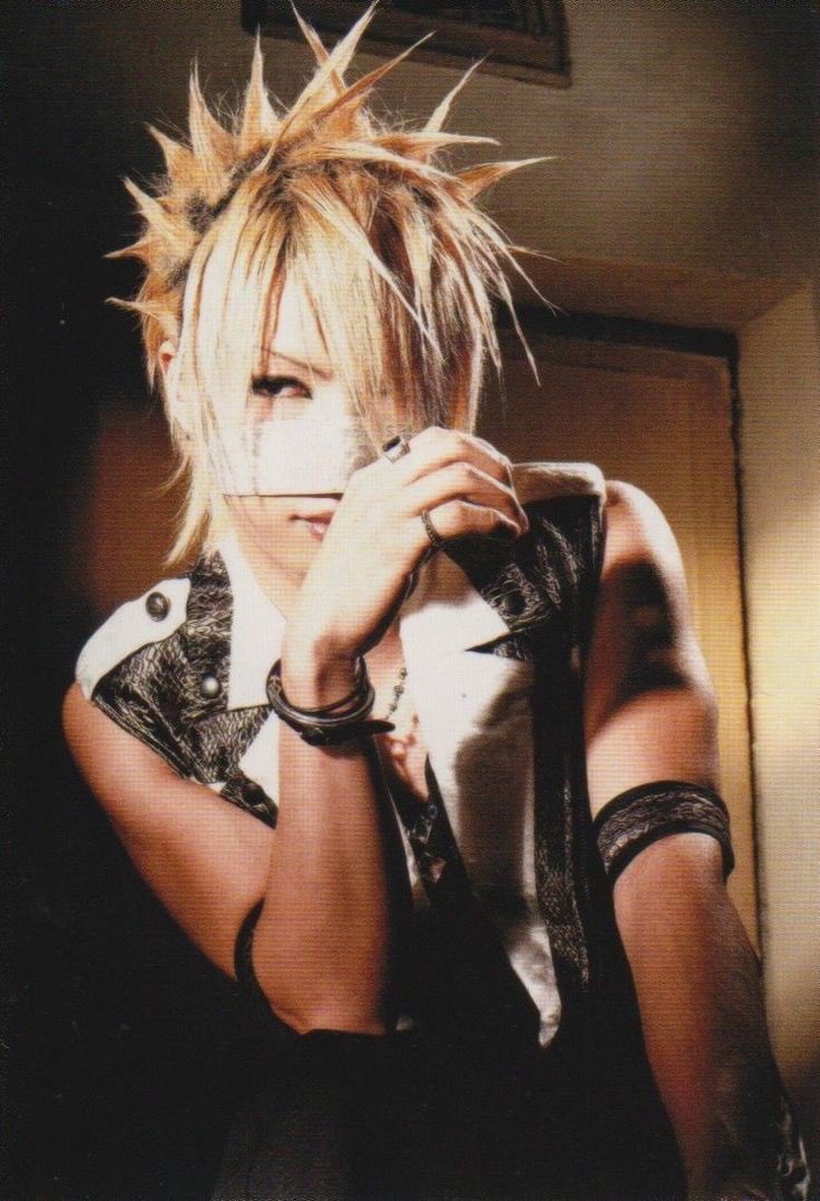 Mapacheche's tweet photo. I woke up with swollen eyes and kept on crying... my mind still can't wrap around the news that Reita is no longer physically here and that the GazettE no longer has their charismatic bassist with them... https://t.co/gtkkkemx0o