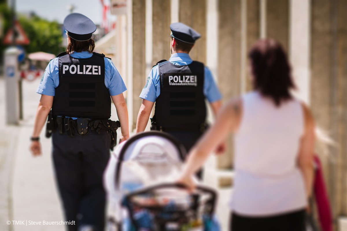 Knapp drei Viertel (74 %) aller Thüringerinnen und Thüringer geben an, dass sie der @Polizei_Thuer ihr Vertrauen schenken. 💙 Das hat das Ergebnis des Thüringen-Monitors 2023 ergeben. 🔗 t1p.de/ztbvh @GeorgMaier8 (mw)