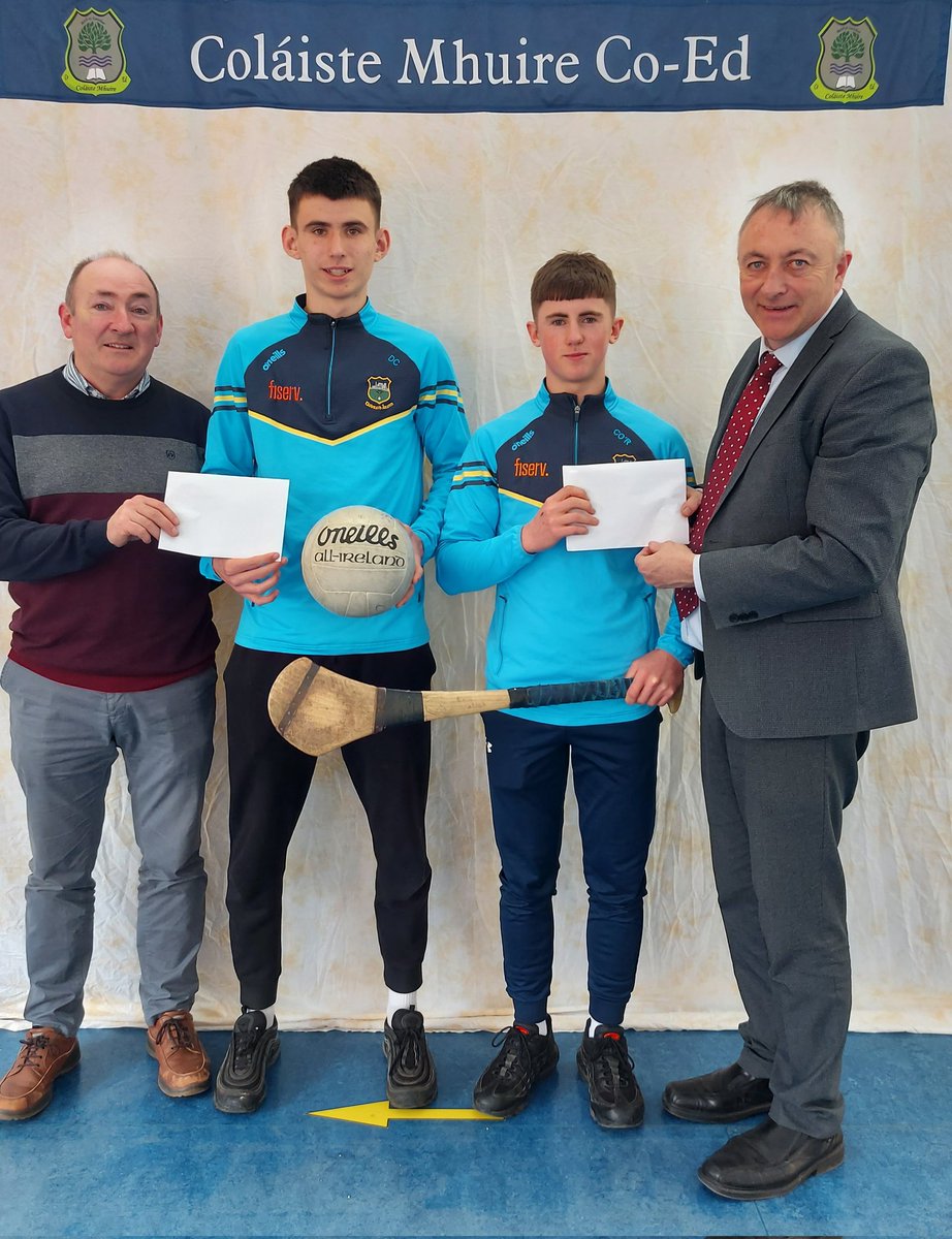 @TipperaryGAA Minor Football captain Dylan Cotter & Minor Hurling captain Cathal O'Reilly receiving gifts from @colmhuirecoed Mr Seán Ó'Cradóg & Principal Denis Quinn in acknowledgement of their sporting achievement in captaining the Tipp Minors #proud @thurles_ie @TipperaryLive