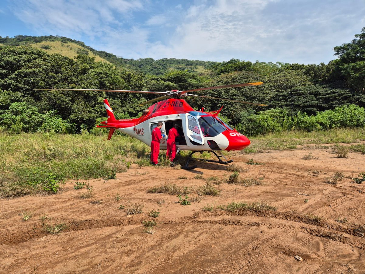 _ArriveAlive's tweet photo. Biker airlifted after a fall in the Glendale area https://t.co/jRmcjiyQ5l #ArriveAlive #FallInjuries @IPSSRescue @AIRMERCYSERVICE https://t.co/ehYPm5j3zo