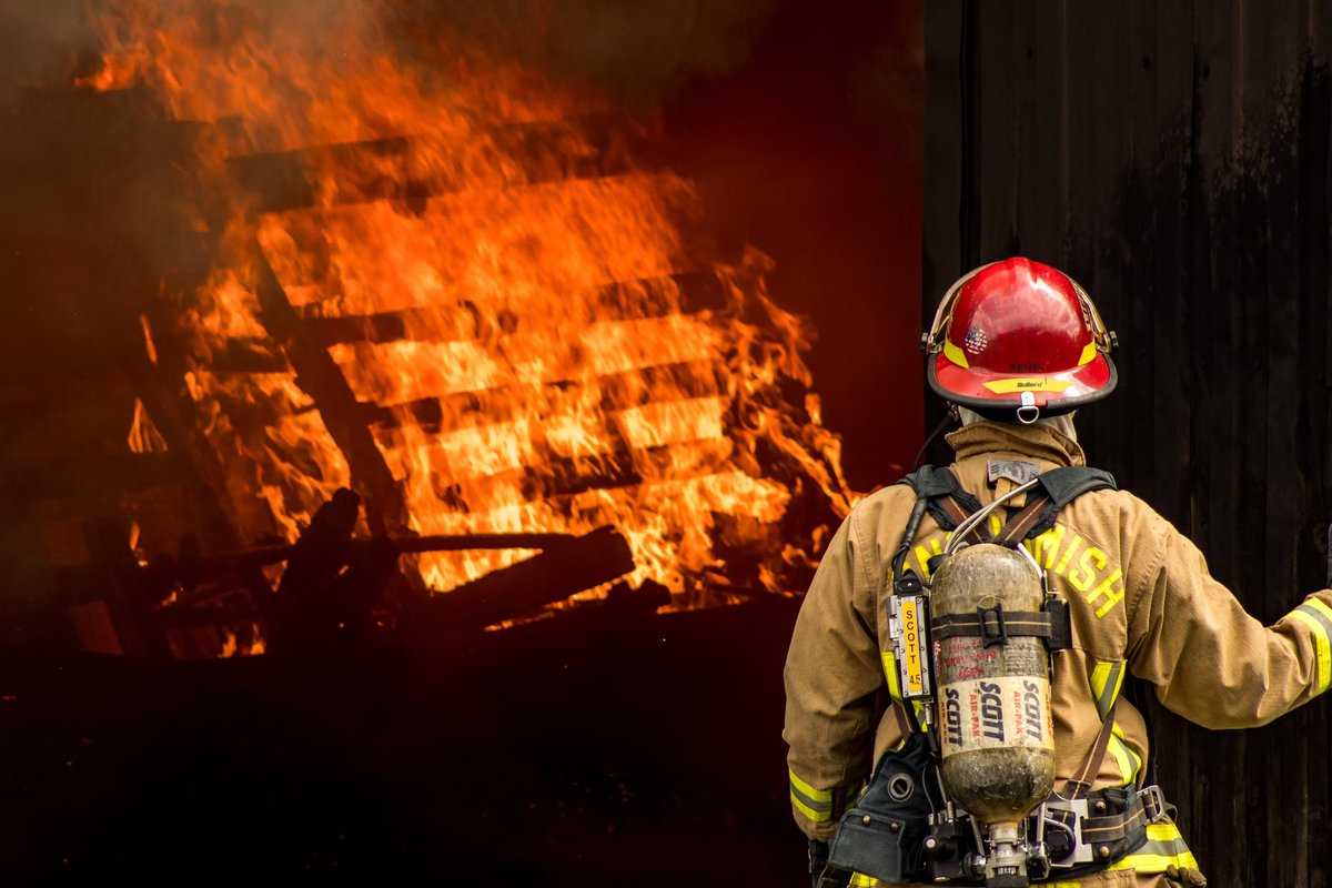 RedmapleTeam's tweet photo. To bolster #Canada's firefighting needs amidst an escalating wildfire threat, Jonathan Wilkinson, Minister of Energy and Natural Resources, announced a grant of up to $800,000 today.

Read more: https://t.co/qzCrMUhjOk

#RedMapleNews https://t.co/xcq0D7IazZ