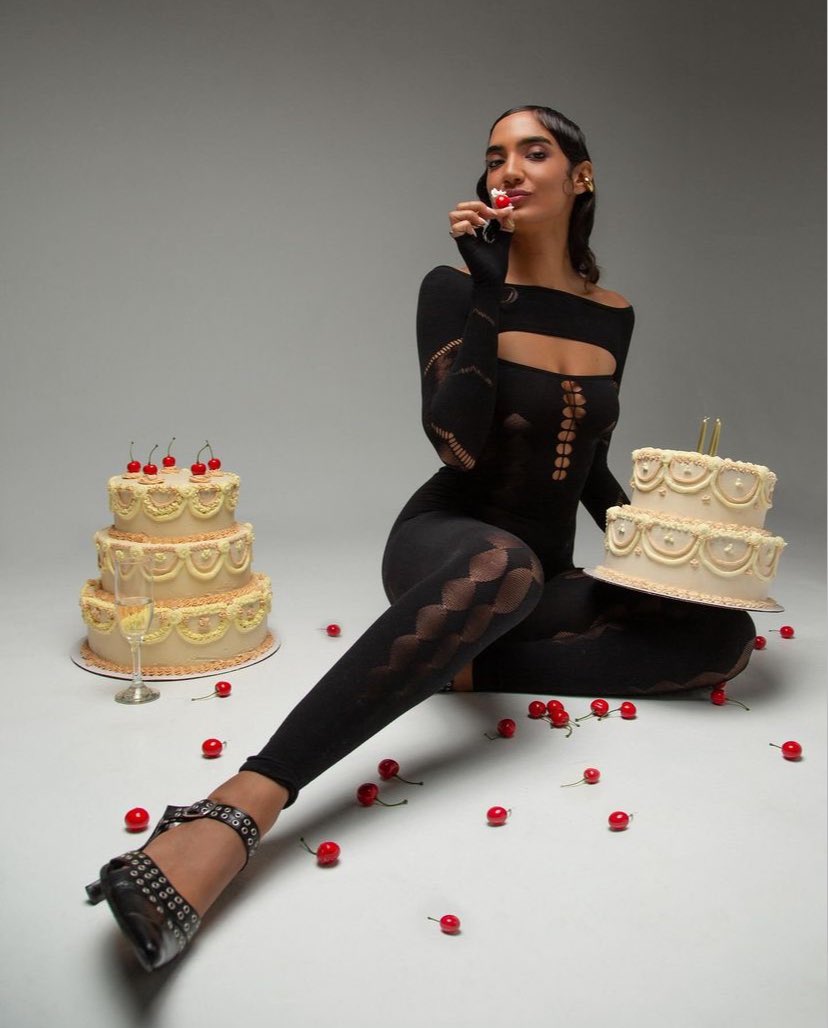 Happi bday to me 🎂🥂 la vida es bella! ✨✨✨✨Sean felices siempre no matta what ! Gracias 🍒🍒