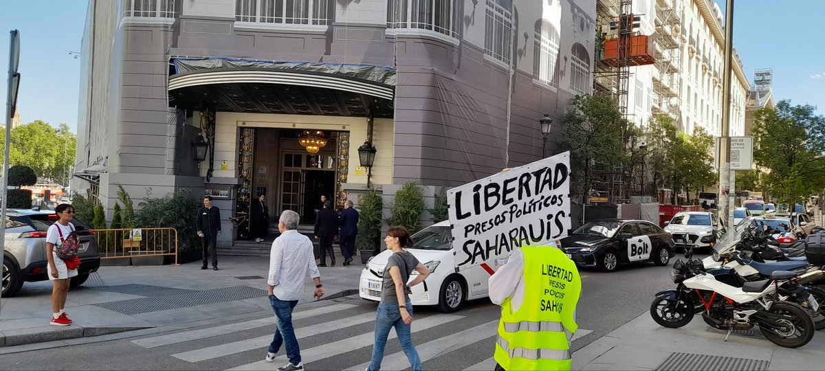 Dajla no es Marruecos, es el Sáhara Occidental, claman ante el Hotel Palace, donde se celebra Foro Empresarial España-Marruecos organizado por la Cámara de Comercio de Madrid y la Embajada de Marruecos en España