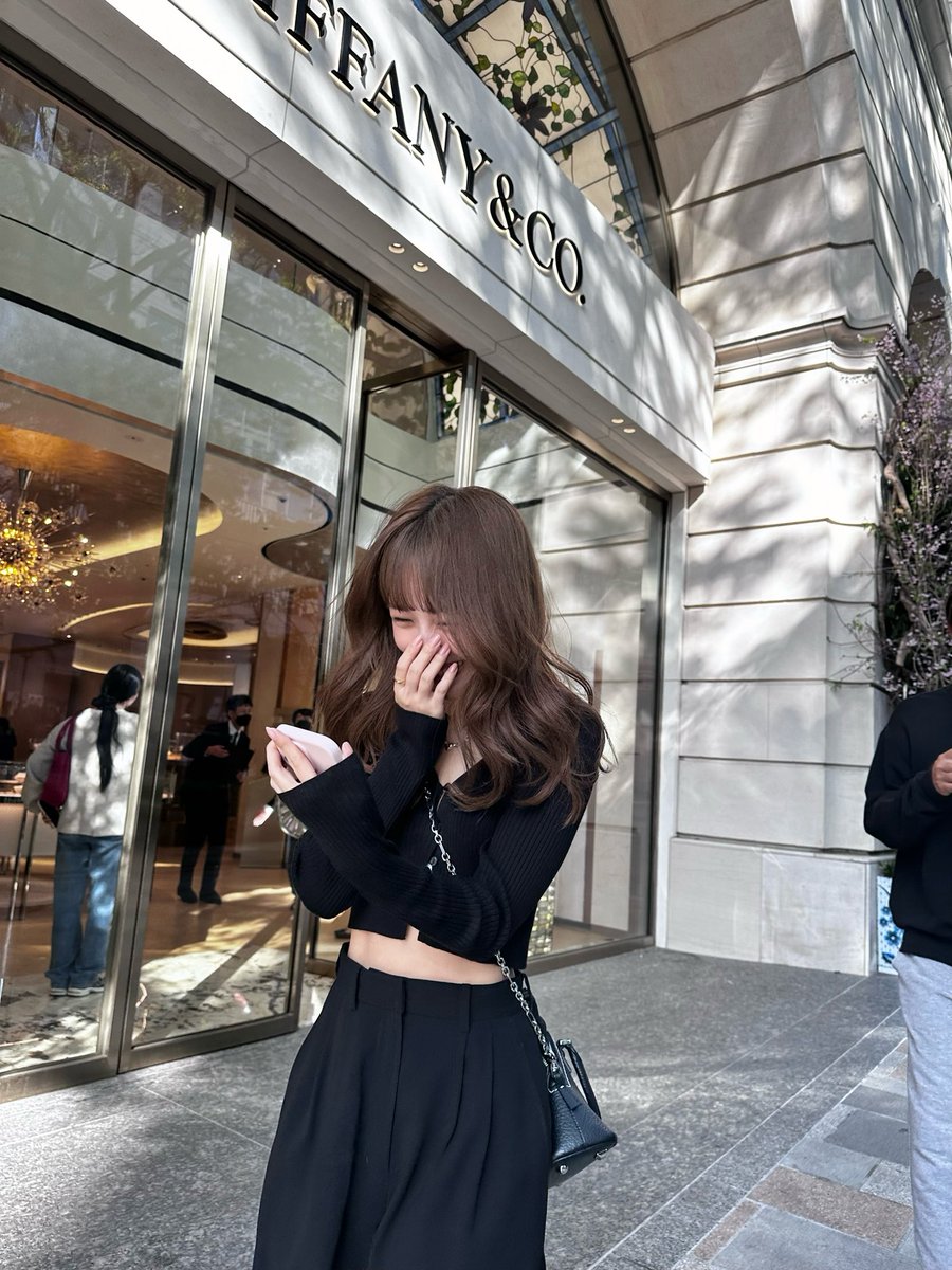 Maeda_Nozomi's tweet photo. これは絶対買って！

このGUのトップス去年も買って
去年の夏、ほぼ毎日着てた︎。

今年はUVカットバージョンで、最強。

去年白も追加で欲しかったけど、
すぐ売り切れちゃったので、

今年は黒と白、早めにどっちも買いました。
￥1,990 安いしおすすめすぎる。

 #GU  #GU購入品 https://t.co/ePAXJ7y3T3