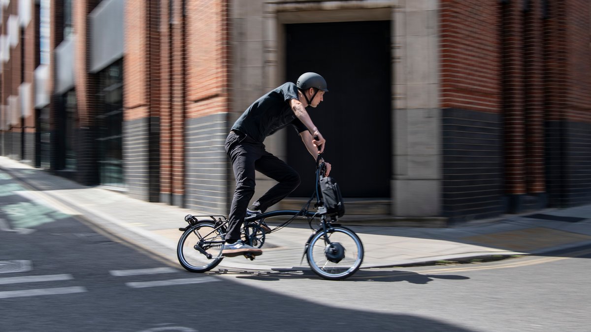 Following an alarming rise in e-bike fires linked to self-certified batteries, Brompton joins @ElecSafetyFirst in urging for stricter regulations to prevent future tragedies. Our CEO Will Butler-Adams speaks to the @Telegraph brnw.ch/21wIRSV