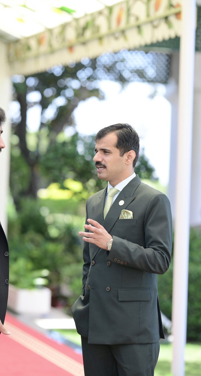 umerfaran's tweet image. مجھ سے میرے اسٹاف نے پوچھا کہ سر 17 ویں سے 18 ویں گریڈ میں جا کر کیسا محسوس ہوتا ہے، میں نے کہا کہ اس کیلئے تمہیں منٹو کا افسانہ "نیا قانون" پڑھنا پڑے گا کہ اس کے بغیر میں تمہیں کبھی نہ سمجھا پاؤنگا کہ میں کس طرح منگو کوچوان کی مانند خود کو دھوکہ دینے سے گریز کرتا ہوں.