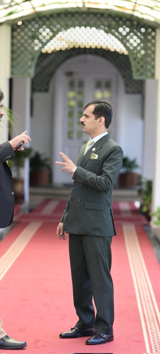 umerfaran's tweet image. مجھ سے میرے اسٹاف نے پوچھا کہ سر 17 ویں سے 18 ویں گریڈ میں جا کر کیسا محسوس ہوتا ہے، میں نے کہا کہ اس کیلئے تمہیں منٹو کا افسانہ "نیا قانون" پڑھنا پڑے گا کہ اس کے بغیر میں تمہیں کبھی نہ سمجھا پاؤنگا کہ میں کس طرح منگو کوچوان کی مانند خود کو دھوکہ دینے سے گریز کرتا ہوں.