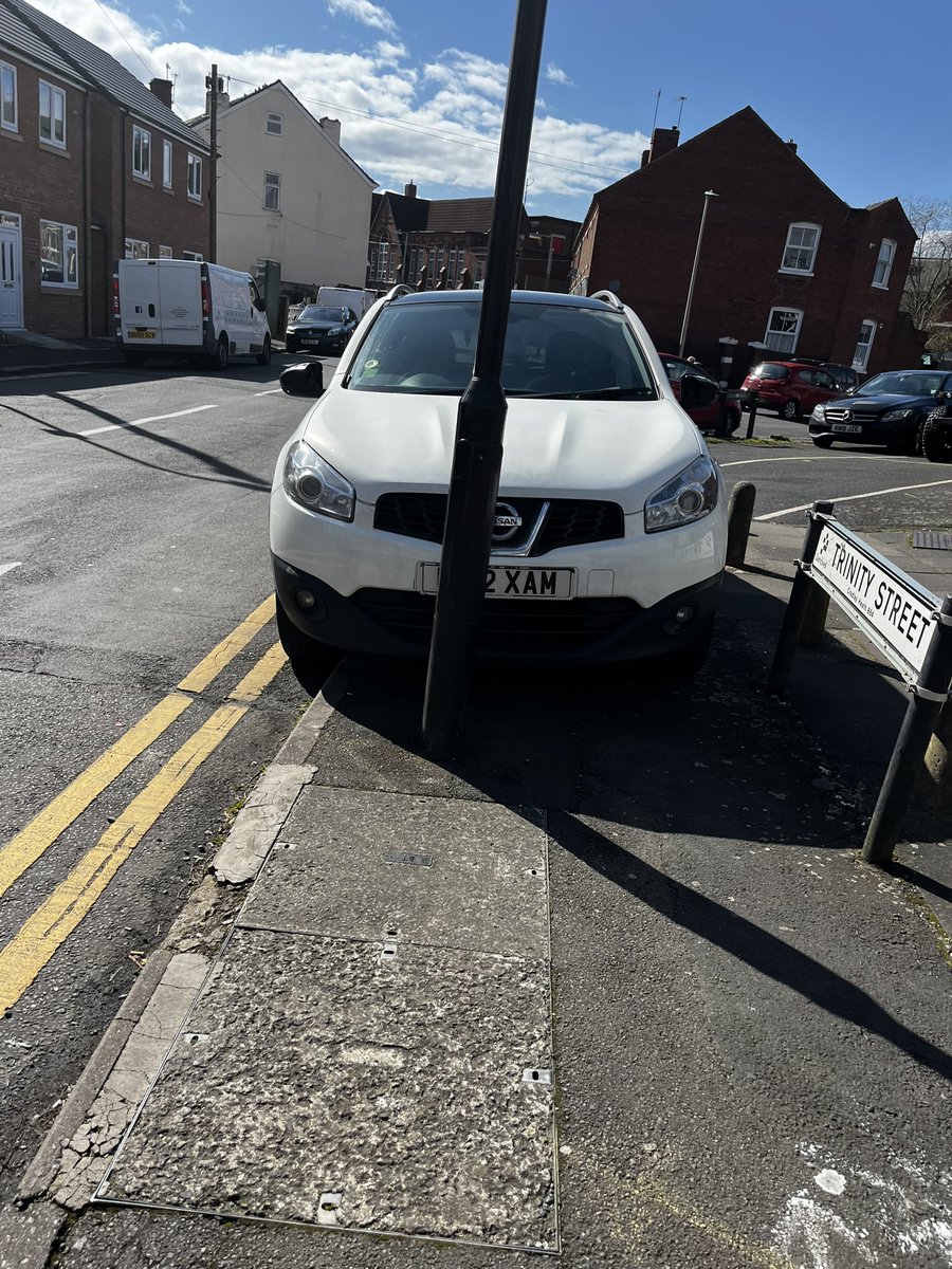 Classic pavement blocking in Old Hill (last week)
I went past twice in 15 mins and they were nowhere to be seen.
#ableism #everydayableism #pavementparking #illegalparking #disabledaccess #wheelchairaccess 
#cradleyheath #sandwell