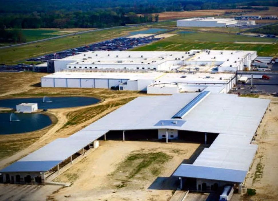See this boring building? 30,000 pigs are slaughtered at this North Carolina facility EVERY SINGLE DAY. One pig every THREE SECONDS. 🤯 RT if you agree that something went wrong along the way when we started looking at animals as nothing but commodities. 😡