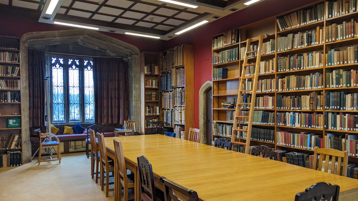 OUPLibraries's tweet photo. Our #LibraryOfTheWeek is the McFarlane Library of Magdalen College (@MagdLibAndArch) at the University of Oxford. The McFarlane Library is in the Cloisters of Magdalen College and overlooks the college quad. #LOTW https://t.co/Je6j4sejs5
