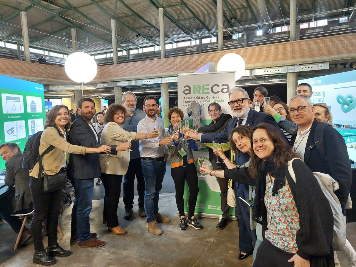Andromines's tweet photo. Contentes de celebrar 1 any de vida d’ #aREca al #wasteinprogress. 🎂 Brindem per a poder celebrar-ne moltíssims més.
En un dia enfocat a parlar de #prevenció, què millor que posar en valor el treball en comú per a fer possible la reutilització.
Per molts anys aREca ‼️👌 https://t.co/Z06F9rG1fy