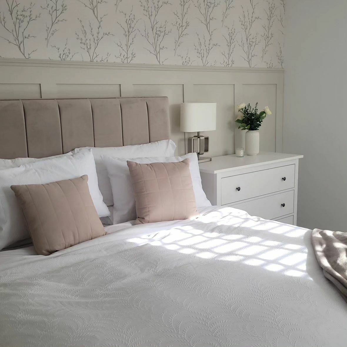 A masterclass here from no.5s_journey in creating a refined neutral palette with a relaxed vibe, and plenty of interesting textures. Featuring our Staples & Co Knightsbridge headboard 🤍 Get the look: brnw.ch/21wIRlj