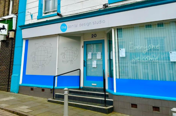 In Local News...

😁 It's great to see a new dentist in North Walsham. The @dentaldesignuk hopes to offer places for new NHS patients after reviewing their current patient list. 

Article Source: bit.ly/3IbXJNB 

#NorthWalsham #LocalCommunity #NorfolkBusiness
