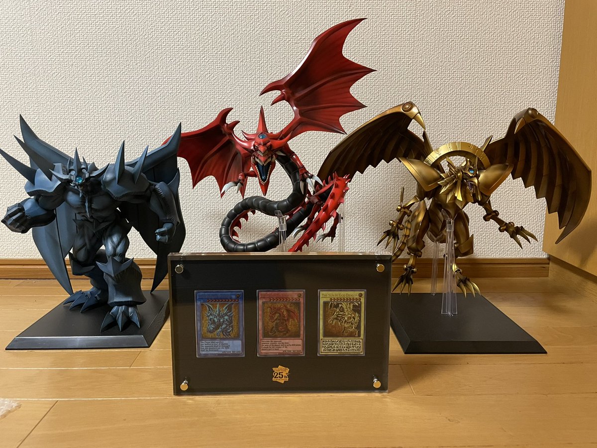 araki05's tweet photo. 三幻神が我が手中に！！
オベリスクの巨神兵！
オシリスの天空竜！
ラーの翼神竜！
召喚！！！
#遊戯王 https://t.co/0dqwF5meVt
