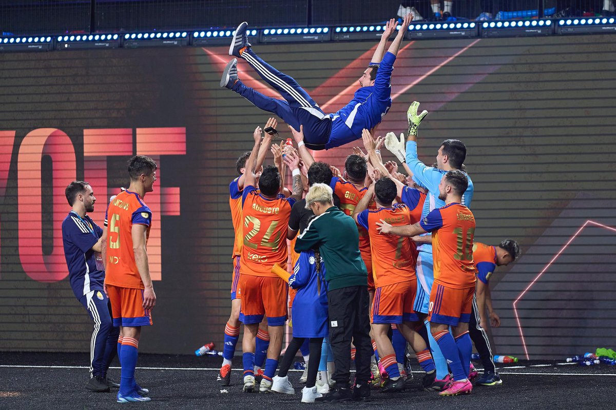 Una pelota, buenas personas, y un deseo inconmensurable por lograr un objetivo en común.

Así de simple y así de difícil, se necesita hombría y una dosis alta de humildad!

Gracias por hacerme tan bien, por la CONFIANZA y el cariño.

Nos vemos en el WiZink Saiyayines. SSS🧡💙🫡