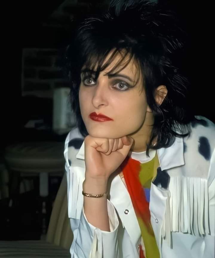 Was she planning new material...Siouxsie Sioux on this photograph its pure quality.