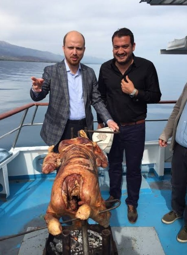 Bilal Erdoğan'ın teknede hangisi olduğu belirlenemeyen hayvanı ateşte çevirdiği fotoğrafa mahkeme kararıyla erişim engeli getirildi.