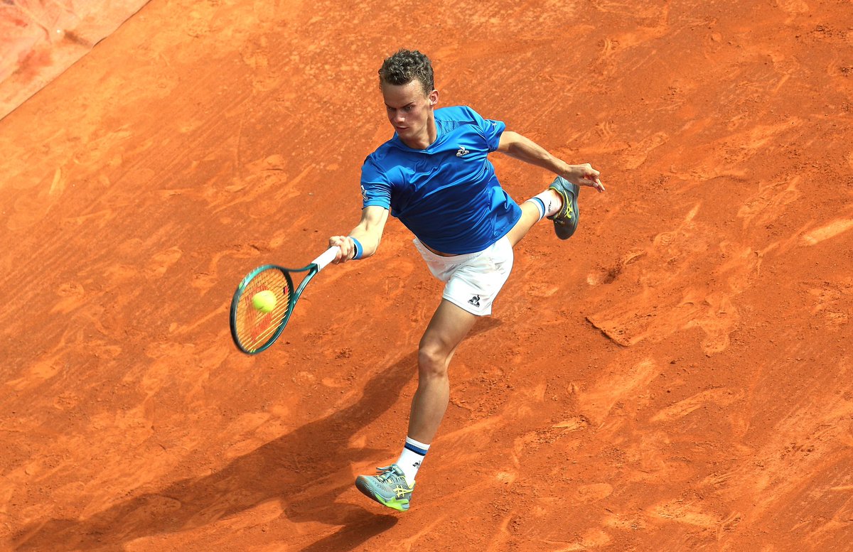 Luca bat Zhang 💪 Belle perf' de Luca Van Assche qui écarte le 47ème mondial Zhizhen Zhang 7-5 6-2 au 1er tour à Barcelone ! #TeamJeunesTalents