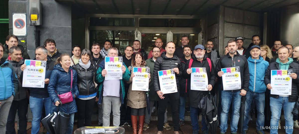 ELA_Sindikatua's tweet photo. 👉🏽La plantilla de #ArtesGráficas de #Bizkaia se concentra ante la patronal #CEBEK
📆 #Huelga 29 y 30 de abril + 22 y 23 de mayo
https://t.co/chqZr5iTzV https://t.co/hSccGvzLQN