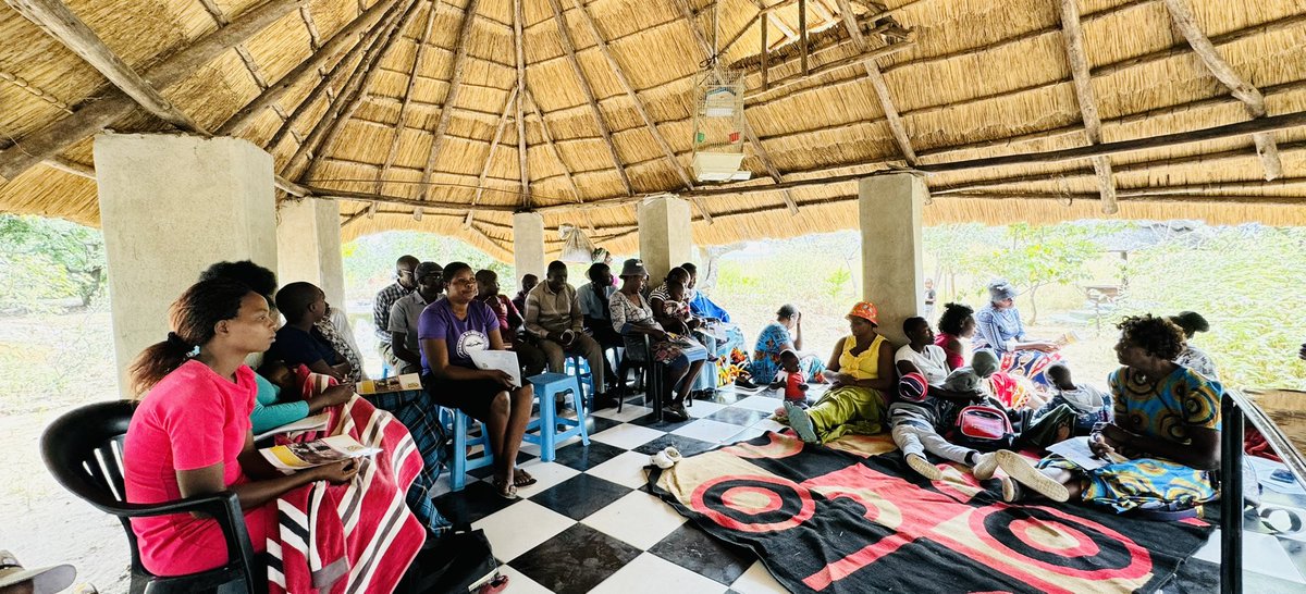 Today, we’re conducting a Women Empowerment Hub session on Economic Governance in Goromonzi. Key questions: What is a constitution and budget cycle? Understanding Climate Change & community resilience. #DebtJustice #FeminomicsZw