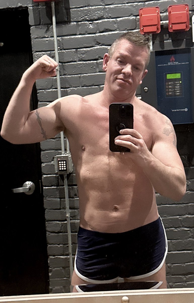 OneLuckyGay's tweet photo. #Progress #GettingMarriedSoon #GottaLookMyBest https://t.co/2ZxfpAqBTY