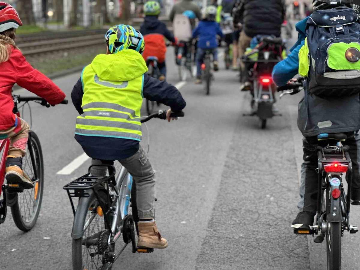 KidicalmassK's tweet photo. Sprechstunde: Wie rufe ich eine Schulstraßen-Aktion ins Leben?

Mittwoch, 17.4., Start 20:30 Uhr (letzter Termin)
#selbstundsicher 

https://t.co/l0nQZNiAoN
@ccitiesorg https://t.co/x7rlItnIO3