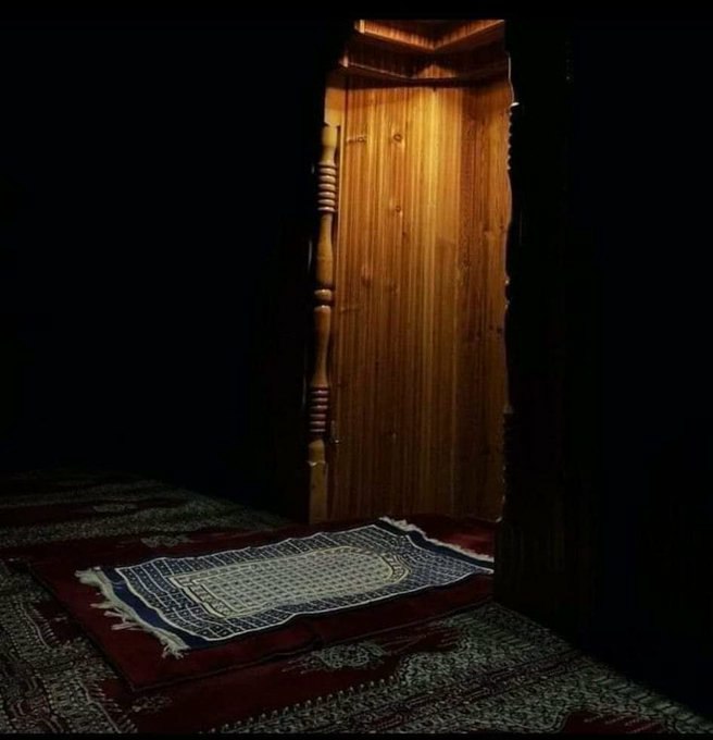 .
جميعنا نعيش نفس الليل ،
 لكن لكل واحد منا ظلامه..!!