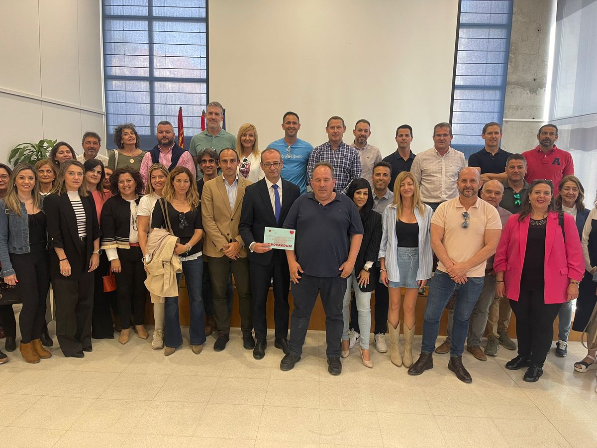 direcmur's tweet photo. Reunión de @direcmur con @VictorMarinNav  Consejero @Educarm 
✔️Comisiones docentes
✔️Reducción hora lectiva para equipos directivos 
✔️inclusión Programa d Talentos Primaria/Infantil
✔️Infraestructuras
✔️Decreto Bilingüe
Son algunos d los temas abordados.Equip. directivos con ❤️ https://t.co/boapruoKXT