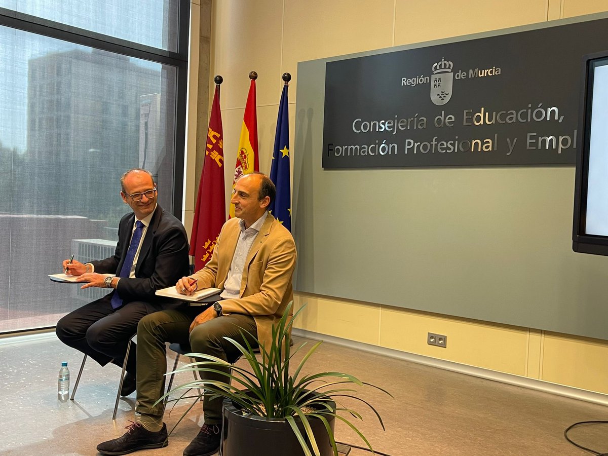 Reunión de <a href="/direcmur/">DIRECMUR</a> con <a href="/VictorMarinNav/">Víctor Marín Navarro</a>  Consejero <a href="/Educarm/">Educarm</a> 
✔️Comisiones docentes
✔️Reducción hora lectiva para equipos directivos 
✔️inclusión Programa d Talentos Primaria/Infantil
✔️Infraestructuras
✔️Decreto Bilingüe
Son algunos d los temas abordados.Equip. directivos con ❤️