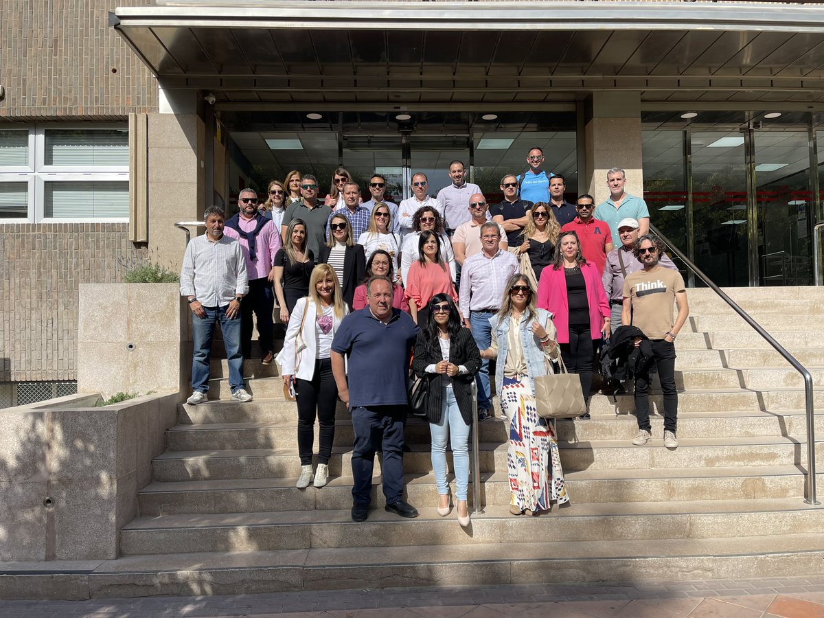 direcmur's tweet photo. Reunión de @direcmur con @VictorMarinNav  Consejero @Educarm 
✔️Comisiones docentes
✔️Reducción hora lectiva para equipos directivos 
✔️inclusión Programa d Talentos Primaria/Infantil
✔️Infraestructuras
✔️Decreto Bilingüe
Son algunos d los temas abordados.Equip. directivos con ❤️ https://t.co/boapruoKXT