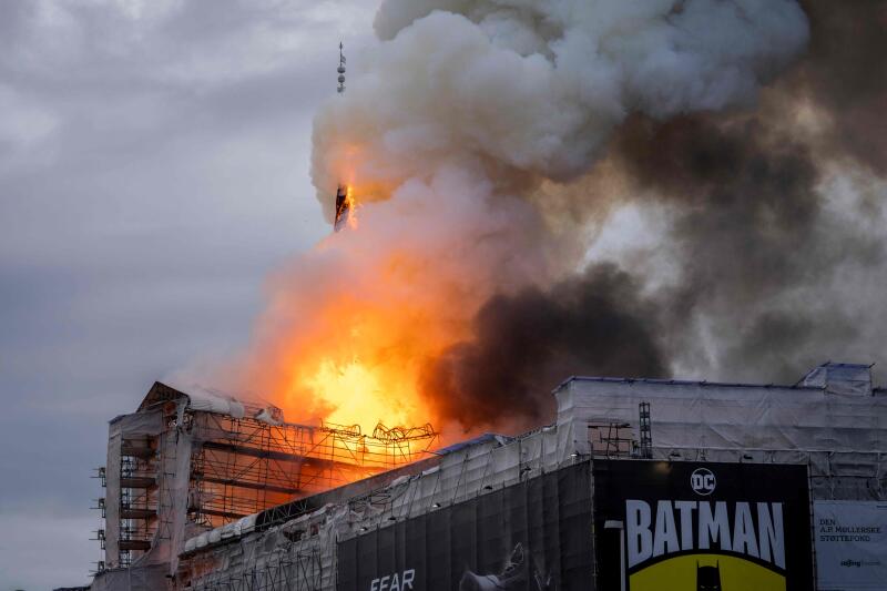 La Vieille Bourse de Copenhague ravagée par un incendie Emblématique de l’essor commercial européen du XVIIe siècle, la bourse édifiée entre 1619 et 1640 au cœur de la capitale danoise est la proie des flammes depuis ce matin.