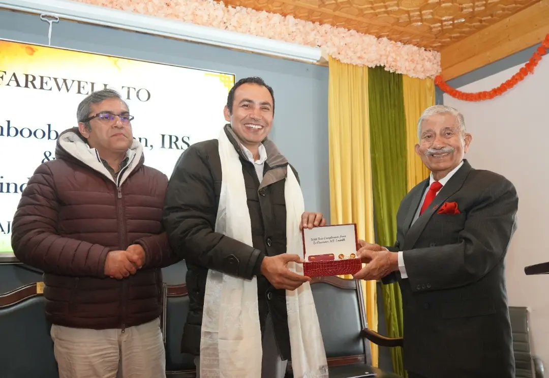 Hon’ble Lt Governor Brig (Dr) BD Mishra (Retd) hosts a farewell party to bid adieu to outgoing Administrative Secretaries Kacho Mehboob Ali Khan & Ravinder Kumar. @LadakhSecretary @ADGP_Ladakh @sectourismutl @Ravinder_Dangi1 @DC_Leh_Official @dc_Kgl @Info_Ladakh @prasarbharti