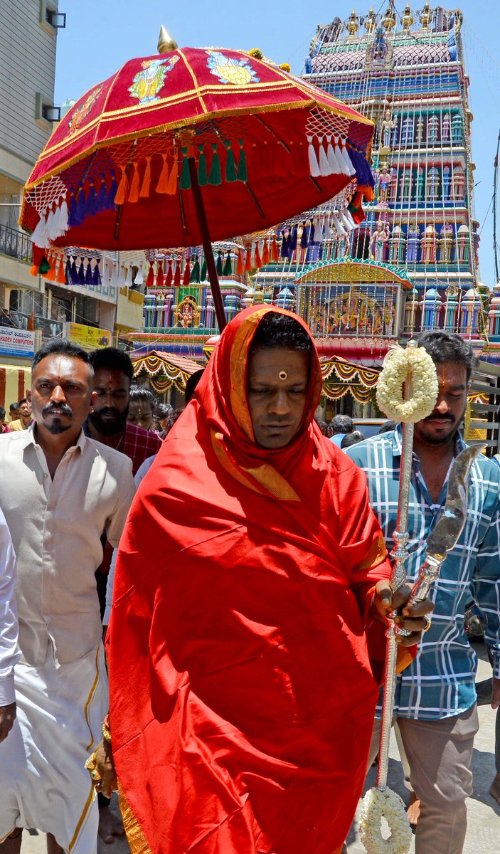 #Jnanendra, priest incharge of #Bengaluru’s 300-year-old annual #Karaga festivities, offered prayers at a temple in #CubbonPark and at #DharmarayaSwamyTemple on Tuesday.  The nine-day #KaragaFestival started on Monday and the festival will run till 23 April.
📸Mohammed Asad