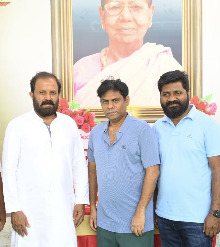 Dr.RAVI PANASA. Ph.D (@ravipanasa) on Twitter photo Today, we visited Madhu Yashki Anna's home to pay our respects and express our deepest condolences on the passing of his beloved mother. Her warmth and kindness will always be remembered. Our thoughts are with the family during this difficult time.
<a href="/MYaskhi/">Madhu Goud Yaskhi</a> <a href="/ravipanasa/">Dr.RAVI PANASA. Ph.D</a> Today, we visited Madhu Yashki Anna's home to pay our respects and express our deepest condolences on the passing of his beloved mother. Her warmth and kindness will always be remembered. Our thoughts are with the family during this difficult time.
<a href="/MYaskhi/">Madhu Goud Yaskhi</a> <a href="/ravipanasa/">Dr.RAVI PANASA. Ph.D</a>