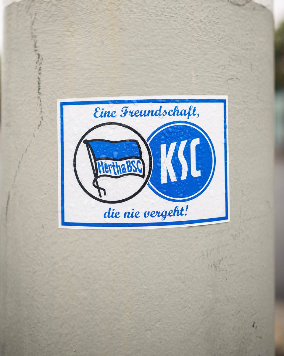 Wir feiern die blau-weiße Freundschaft! 💙🤍 Am Wochenende geht's zu unseren Freunden vom @KarlsruherSC! 🛤️ Schon am Samstag gibt's in Karlsruhe 'ne Menge zu erleben. Hier findet ihr alle Events rund um #KSCBSC: karlsruhe-erleben.de/ksc-bsc-fanfre… ⬅️ #HaHoHe