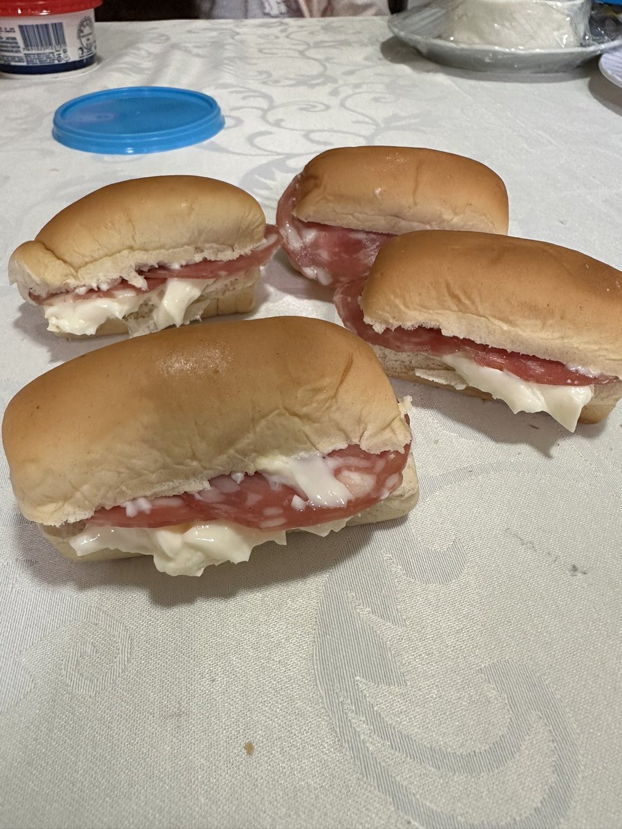 chefdangalhardo's tweet photo. Bisnaguinha com Requeijão e Salame.

Loucura? https://t.co/L63mJ5h6mA