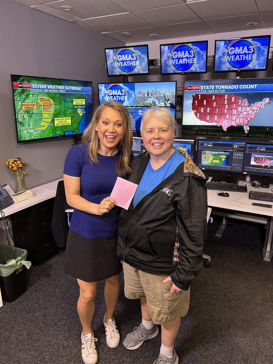 See that note pad I’m holding? It’s made by this GREEN QUEEN, my coworker at @GMA Cap who upcycles old scripts & rundowns so we all have little scratch pads.

She saw a waste-problem and made a solution, up cycling before we recycle. #thepowerofus #earthmonth #reuse #reduce