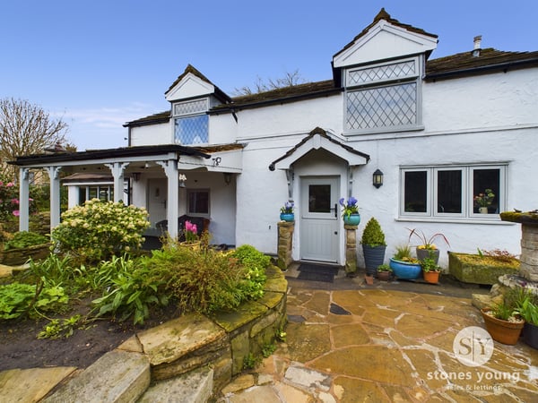 This timeless 18th Century detached family haven is perfectly positioned on Cliffe Park in Great Harwood.

Take a look inside 👀😍

stonesyoung.co.uk/details/Blackb…

#featuredproperty #stonesyoung #stunninghome