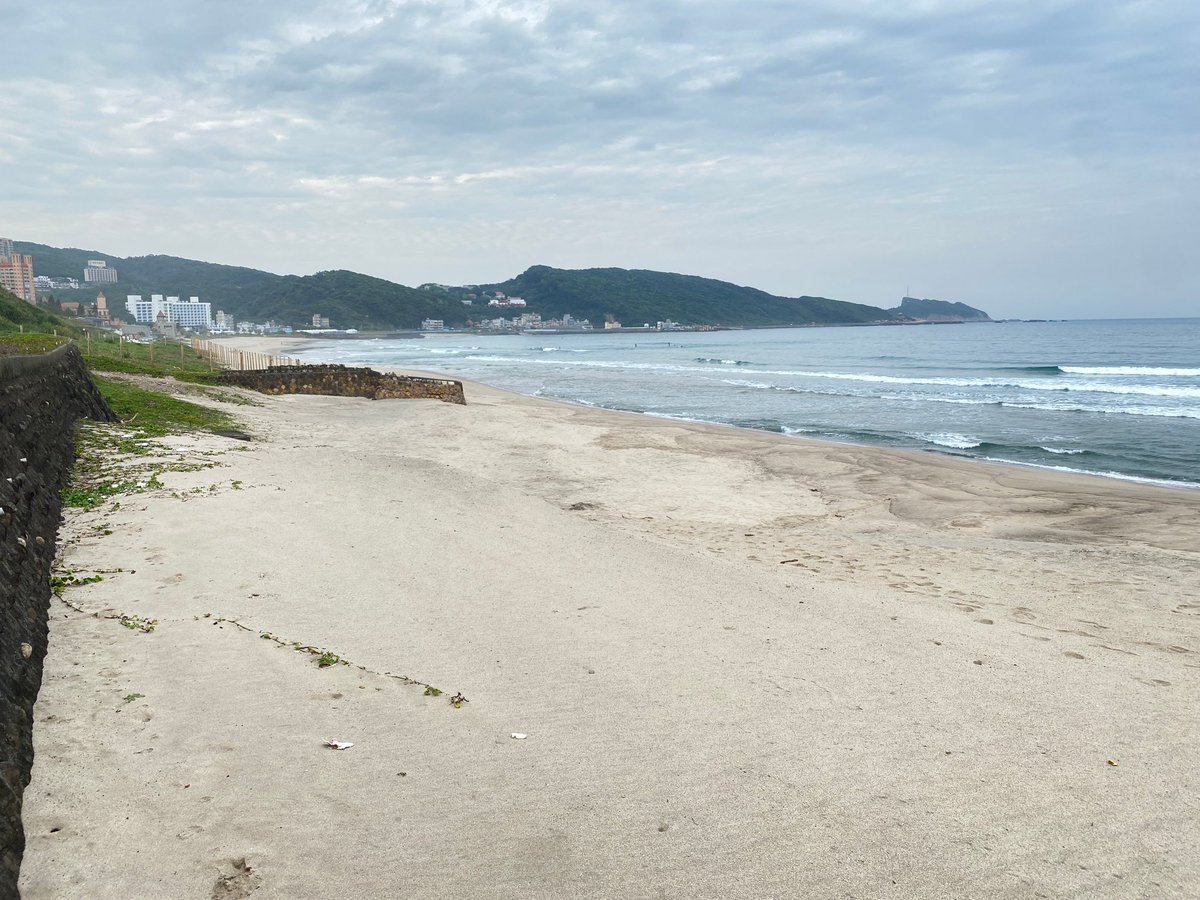 💚🌍 #Foxconn is adopting Wanli Beach in New Taipei City, Taiwan. In line with the UN's 'Convention on Biological Diversity,' we're committed to regular cleanups to make the 600-meter-long beach safer and cleaner. #ESG #CSR #Sustainability #Foxconn #HonHaiTechnologyGroup