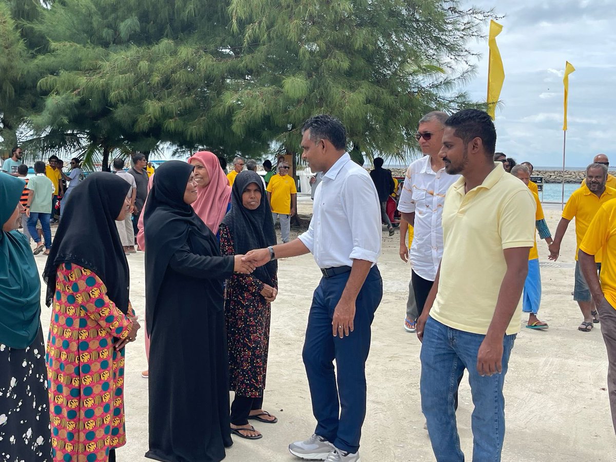 ShahuuRiza's tweet photo. މަޖިލިސް20 ރ.އުނގޫފާރު ދާއިރާއަށް ވާދަކުރައްވާ @MDPSecretariat ގެ ކެންޑިޑޭޓް @shiyaamx ގެ ކެންޕެއިނަށް ކުރީގެ ނައިބް ރައީސް @FaisalNasym ރ.މާކުރަތަށް ވަޑައިގަތުމުން ހޫނު މަރުޚާބާ އެއް ދަންނަވައިފި. 

މިސްރާބު ހަމަ މަގަށް އެޅުވުމަށް ރ.އުނގޫފާރު ދާއިރާއަށް ވާދަކުރައްވާ އެމްޑީޕީގެ ކެންޑިޑޭޓް އަލްއުސްތާޛް އިބްރާހީމް ޝިޔާމް (އިއްބެ)  6⃣ ✅ އަށް ވޯޓް ދެއްވާ!  ⚖️ 

  #VoteMDP
  #MisraabuHamaMagah