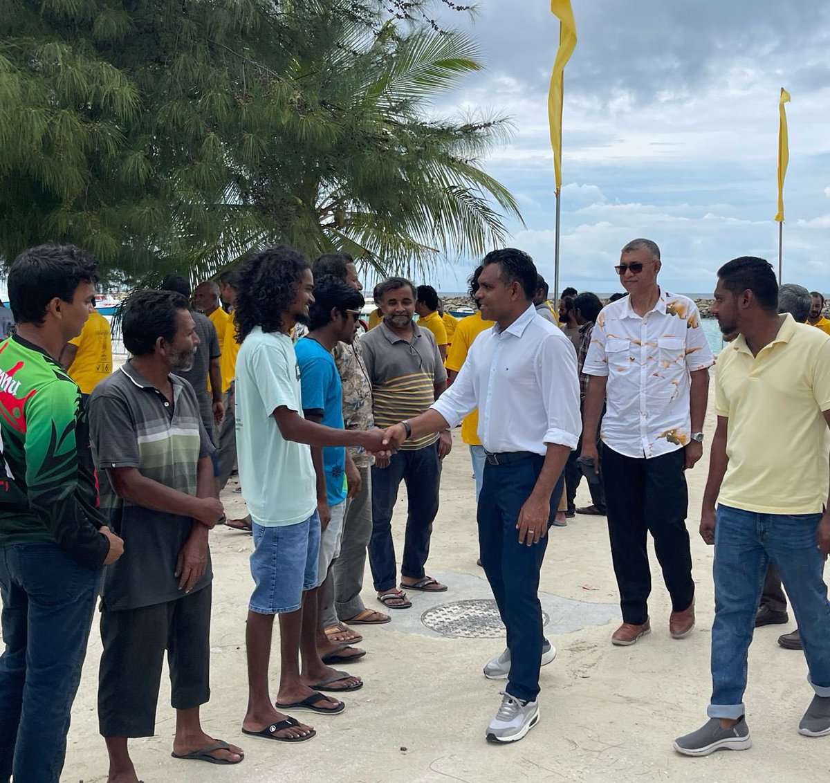 ShahuuRiza's tweet photo. މަޖިލިސް20 ރ.އުނގޫފާރު ދާއިރާއަށް ވާދަކުރައްވާ @MDPSecretariat ގެ ކެންޑިޑޭޓް @shiyaamx ގެ ކެންޕެއިނަށް ކުރީގެ ނައިބް ރައީސް @FaisalNasym ރ.މާކުރަތަށް ވަޑައިގަތުމުން ހޫނު މަރުޚާބާ އެއް ދަންނަވައިފި. 

މިސްރާބު ހަމަ މަގަށް އެޅުވުމަށް ރ.އުނގޫފާރު ދާއިރާއަށް ވާދަކުރައްވާ އެމްޑީޕީގެ ކެންޑިޑޭޓް އަލްއުސްތާޛް އިބްރާހީމް ޝިޔާމް (އިއްބެ)  6⃣ ✅ އަށް ވޯޓް ދެއްވާ!  ⚖️ 

  #VoteMDP
  #MisraabuHamaMagah