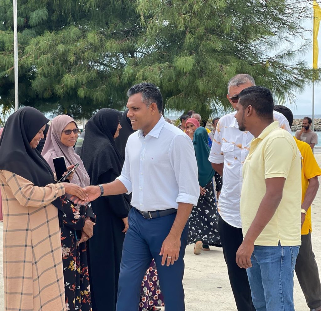 ShahuuRiza's tweet photo. މަޖިލިސް20 ރ.އުނގޫފާރު ދާއިރާއަށް ވާދަކުރައްވާ @MDPSecretariat ގެ ކެންޑިޑޭޓް @shiyaamx ގެ ކެންޕެއިނަށް ކުރީގެ ނައިބް ރައީސް @FaisalNasym ރ.މާކުރަތަށް ވަޑައިގަތުމުން ހޫނު މަރުޚާބާ އެއް ދަންނަވައިފި. 

މިސްރާބު ހަމަ މަގަށް އެޅުވުމަށް ރ.އުނގޫފާރު ދާއިރާއަށް ވާދަކުރައްވާ އެމްޑީޕީގެ ކެންޑިޑޭޓް އަލްއުސްތާޛް އިބްރާހީމް ޝިޔާމް (އިއްބެ)  6⃣ ✅ އަށް ވޯޓް ދެއްވާ!  ⚖️ 

  #VoteMDP
  #MisraabuHamaMagah