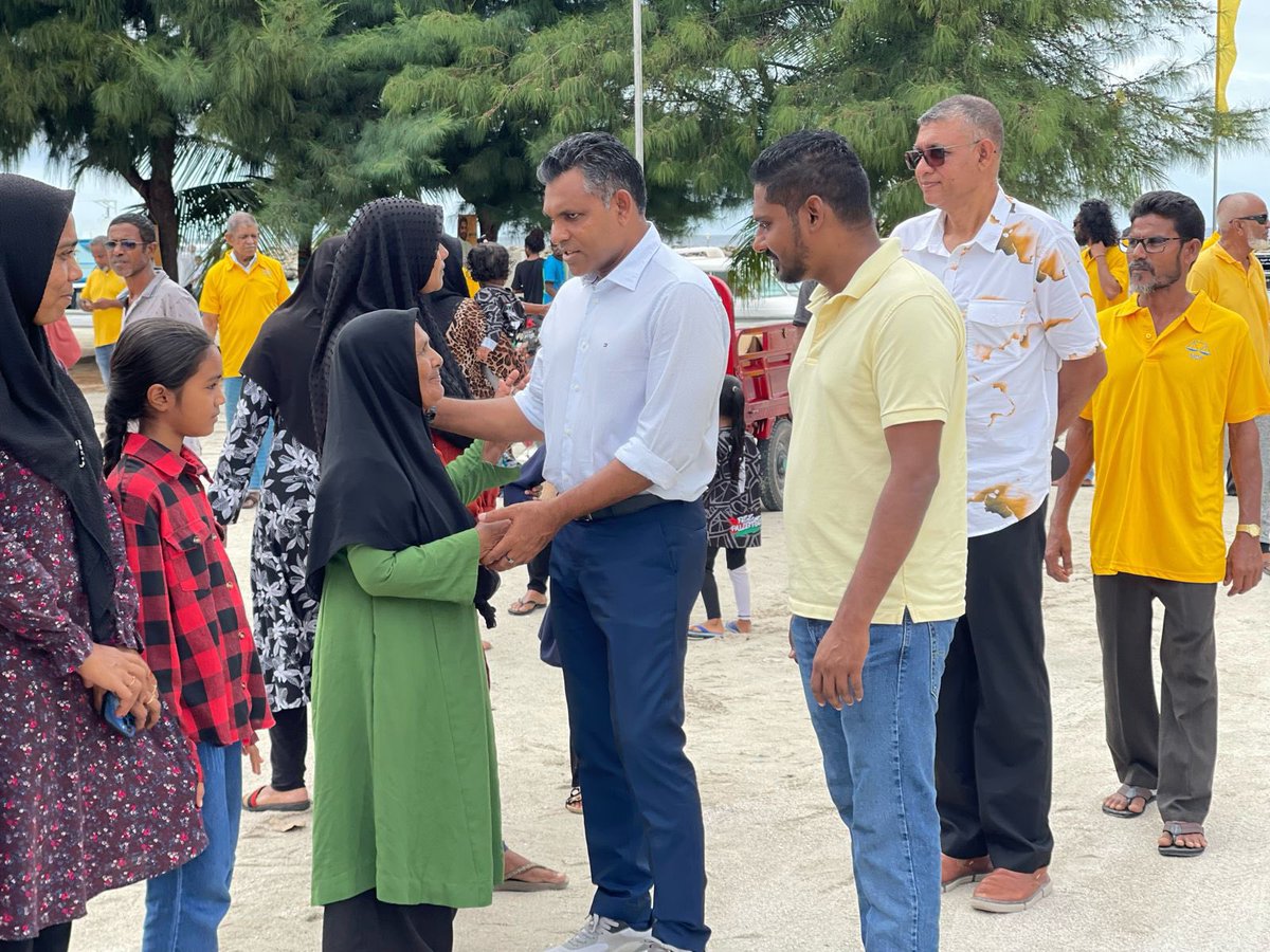 ShahuuRiza's tweet photo. މަޖިލިސް20 ރ.އުނގޫފާރު ދާއިރާއަށް ވާދަކުރައްވާ @MDPSecretariat ގެ ކެންޑިޑޭޓް @shiyaamx ގެ ކެންޕެއިނަށް ކުރީގެ ނައިބް ރައީސް @FaisalNasym ރ.މާކުރަތަށް ވަޑައިގަތުމުން ހޫނު މަރުޚާބާ އެއް ދަންނަވައިފި. 

މިސްރާބު ހަމަ މަގަށް އެޅުވުމަށް ރ.އުނގޫފާރު ދާއިރާއަށް ވާދަކުރައްވާ އެމްޑީޕީގެ ކެންޑިޑޭޓް އަލްއުސްތާޛް އިބްރާހީމް ޝިޔާމް (އިއްބެ)  6⃣ ✅ އަށް ވޯޓް ދެއްވާ!  ⚖️ 

  #VoteMDP
  #MisraabuHamaMagah