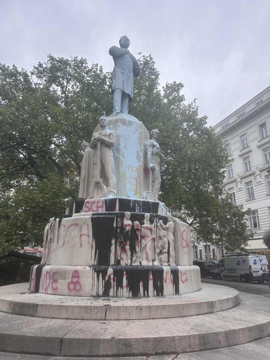 By the defaced statue of Karl Leuger an antisemitic nationalist who was Mayor of Vienna at the end of the 19th century. Well done to whoever did the ultra-neat cock and balls.