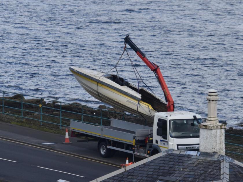 An upturned vessel which was spotted drifting in waters off Gourock yesterday has been successfully recovered. dlvr.it/T5ZLk3 👇 Full story